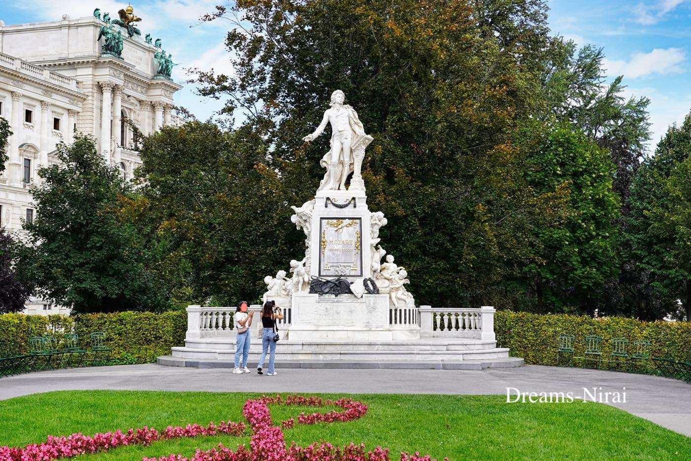 ウィーン観光（王宮広場、モーツァルト記念像、ミノリーテン教会